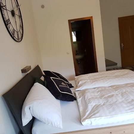 Hotelzimmer Im Alten Reihenhaus Auf Der Stadtmauer Bacharach Dış mekan fotoğraf