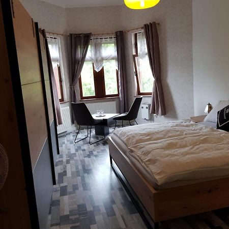 Hotelzimmer Im Alten Reihenhaus Auf Der Stadtmauer Bacharach Dış mekan fotoğraf