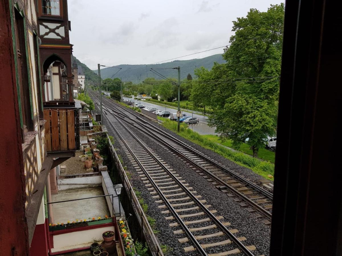 Hotelzimmer Im Alten Reihenhaus Auf Der Stadtmauer Bacharach Dış mekan fotoğraf