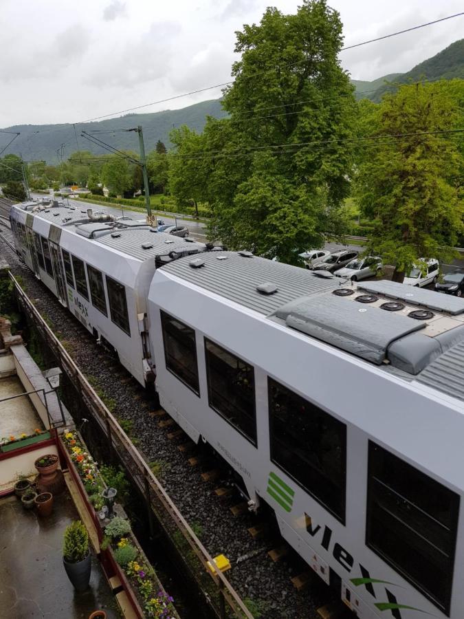 Hotelzimmer Im Alten Reihenhaus Auf Der Stadtmauer Bacharach Dış mekan fotoğraf