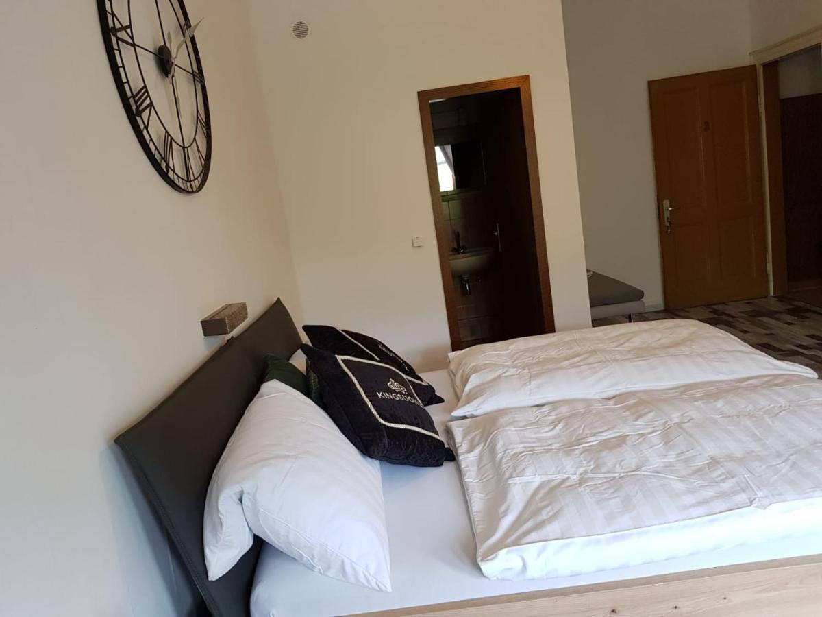 Hotelzimmer Im Alten Reihenhaus Auf Der Stadtmauer Bacharach Dış mekan fotoğraf