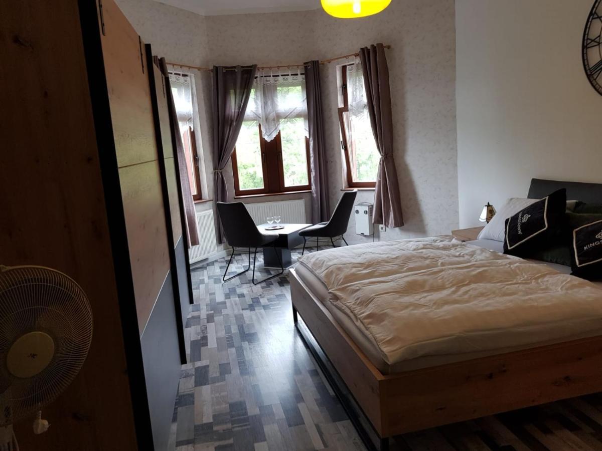 Hotelzimmer Im Alten Reihenhaus Auf Der Stadtmauer Bacharach Dış mekan fotoğraf