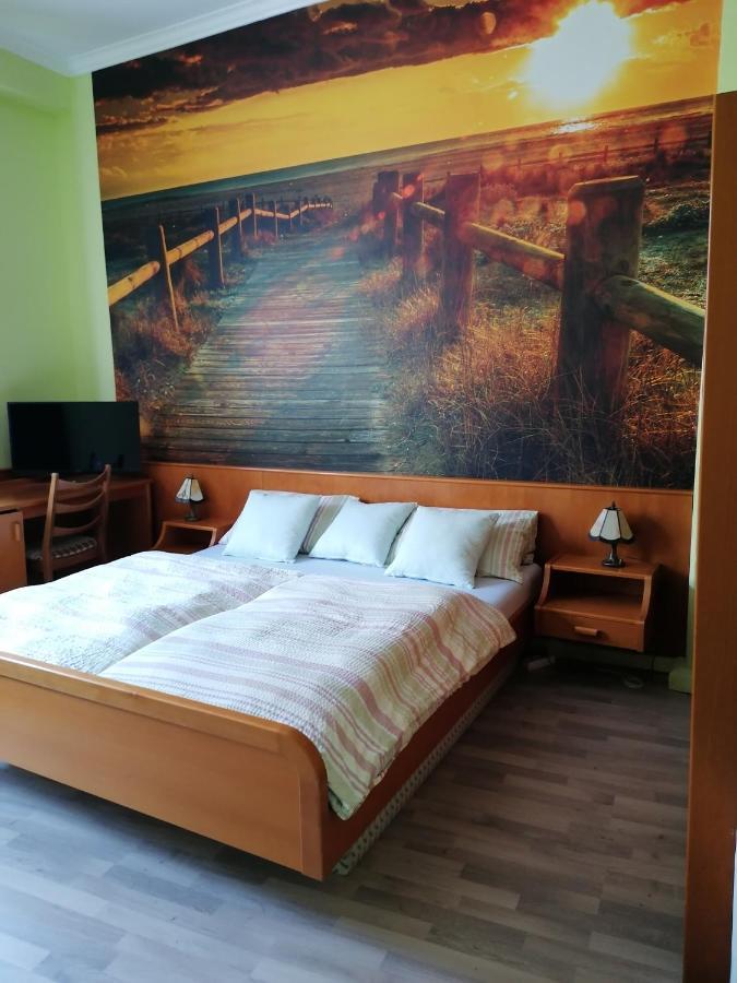 Hotelzimmer Im Alten Reihenhaus Auf Der Stadtmauer Bacharach Dış mekan fotoğraf
